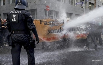 В Германии противников карантина разогнали водометом