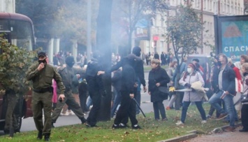 В Минске начались массовые задержания на марше протеста, силовики применили газ