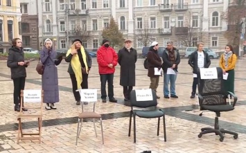 Акцию «Пустые стулья» в поддержку узников Кремля устроили известные украинцы (ТРАНСЛЯЦИЯ)