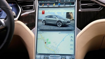 Tesla исправит проблему с гаснущими экранами в своих электрокарах