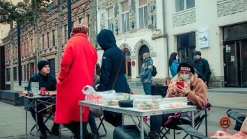 В Днепре на Короленко рестораторы на морозе накрыли столы и угощали прохожих