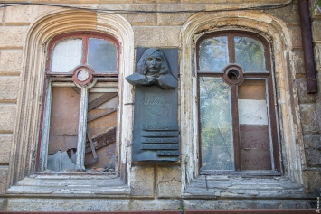 Владельцы помещений в доме Гоголя не собираются его реставрировать и пообещали перебить ноги жильцу соседнего здания - за фрески, привлекающие туристов