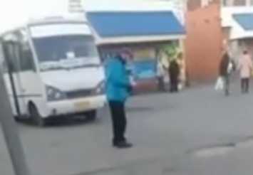 В Мелитополе на автовокзале "завис" пассажир (видео)