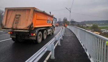 На Закарпатье запустили движение через мост-долгострой в Буштыне