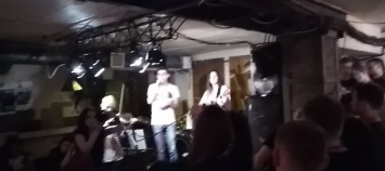 В ночном клубе Донецка поют «Я не здамся без бою», - ВИДЕО