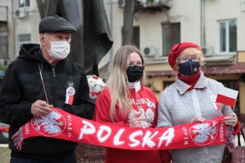 Одесское отделение союза поляков отмечает юбилей и дарит подарки городу - возле памятника Мицкевичу высадили 300 кустов роз (общество)