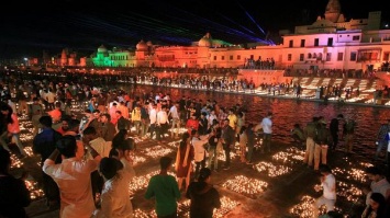 Индийцы зажгли рекордное количество огней на праздник Дивали (видео)