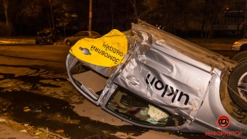 В Днепре на Победе-6 такси Uklon столкнулось с Subaru и перевернулось: ЗАЗ разорвало на части