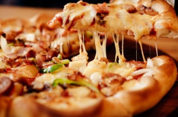 Не так просто, как кажется: как правильно есть пиццу