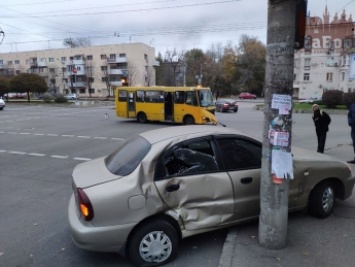 В центре Запорожья произошло ДТП с участием пассажирского автобуса (фото, видео)