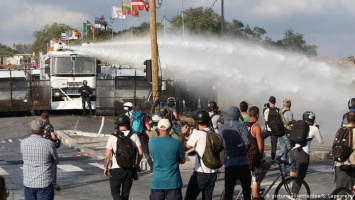 Водометы и столкновения: во Франции протестовали против запрета распространять фото с полицией (ВИДЕО)