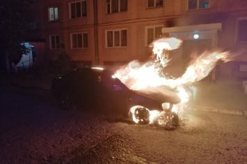 Автовладельцы напуганы: на стоянках города массово горят машины