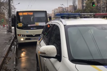 В Киеве маршрутку вел неадекватный водитель