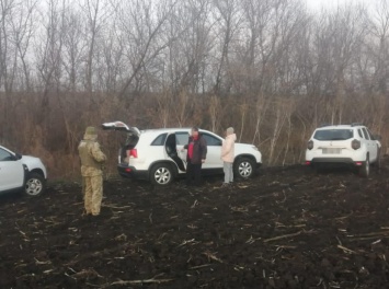 На Луганщине пограничники остановили внедорожник с российским семенами