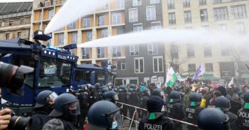 В Берлине полиция применила водометы на акции COVID-диссидентов