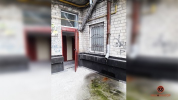 В Днепре жильцы дома на Сичеславской Набережной 2 года живут с запахом фекалий в квартирах
