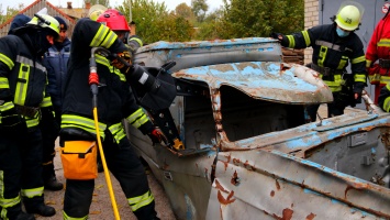 Спасатели Никополя с помощью новой техники отработали навыки при ДТП, пожарах и эвакуации