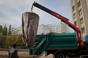 Спустя два года ожиданий: в Николаеве впервые вывезли мусор, собранный в заглубленные контейнеры (ФОТО)