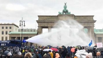 Водометы в центре Берлина: как корона-скептиков оттесняли от рейхстага