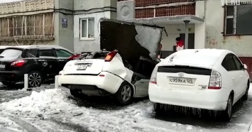Бетонная плита рухнула на Nissan с крыши дома в Приморье (видео)