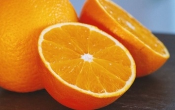 Провоцирует опасные состояния: кому категорически нельзя есть апельсины
