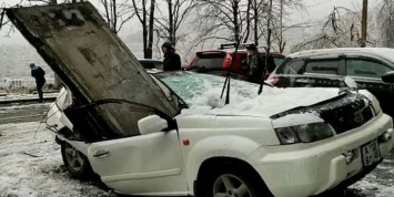 Момент обрушения бетонной плиты на машину во Владивостоке попал на видео