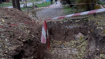 В Покровском районе Кривого Рога коммунальщики оставили после ремонта "яму-ловушку"