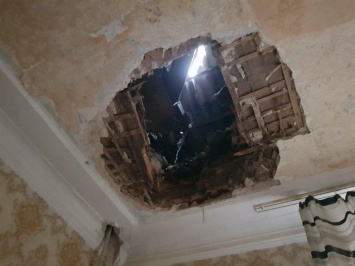 В доме на Мясоедовской образовалась огромная дыра в крыше: капремонт обещают только в следующем году