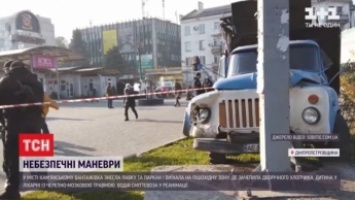 В Днепропетровской области мусоровоз на скорости заехал на тротуар, сбив двухлетнего ребенка (видео)