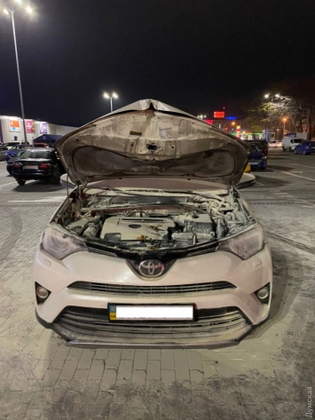 В Одессе возле "Эпицентра" подожгли машину известному адвокату