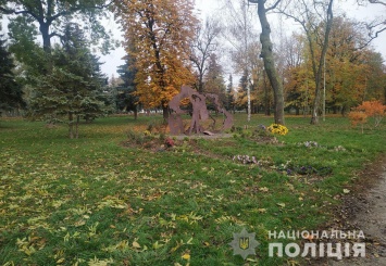 Пьяный мужчина из Белой Церкви сорвал флаг Украины с памятника Небесной Сотне. За это ему светит три года