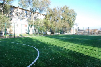 В школах Днепра становится все больше новых современных футбольных мини площадок
