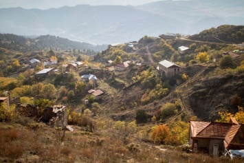 Армения начала передавать Азербайджану территории НКР - люди пакуют вещи, жгут дома и бегут