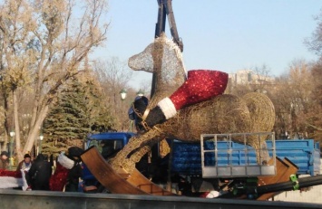 В парке Шевченко монтируют новогоднюю инсталляцию (фото)
