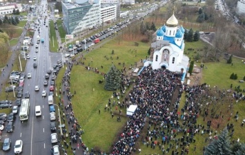 В Минске тысячи людей прощаются с Бондаренко