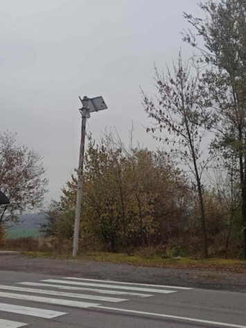 В Кривом Роге украли солнечную батарею и скамейку на аллее в Ингулецком районе