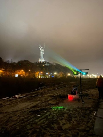 Днепряне подсветили памятник Родине-Матери в Киеве (ВИДЕО)