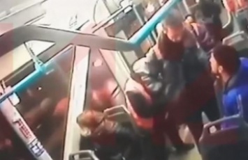 В России кондуктор начал стрелять по пассажиру без билета: видео