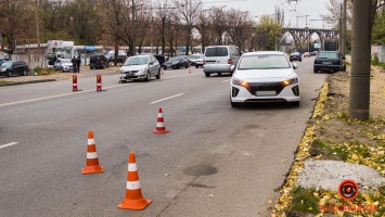 ДТП с тремя автомобилями на Набережной Победы в Днепре: мужчину забрала скорая