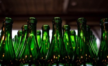 Стеклянные бутылки вредят природе больше, чем пластиковые