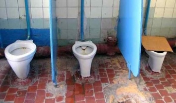 Платный туалет в Мелитополе откровенно пугает посетителей (фото, видео)