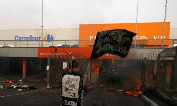 В Бразилии более тысячи людей разгромили супермаркет после того, как его охранники до смерти забили чернокожего