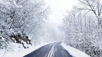 На Харьковщине автодорожники расчищают проезд от снега