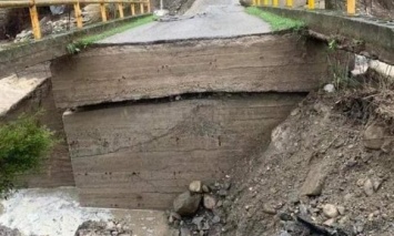 В Италии сильные дожди вызвали наводнение, обвалился мост
