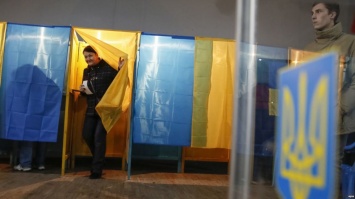 В Никополе на избирательном участке в кабинке голосовали двое пожилых людей