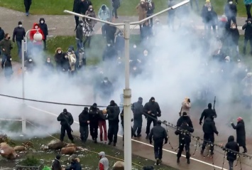 В Минске прошел "Марш против фашистов". Милиция разогнала его участников с помощью светошумовых гранат