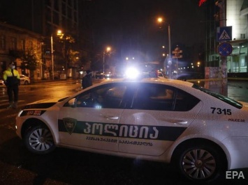 Мужчине, который в Тбилиси брал заложников, предъявили обвинение. Число вменяемых уголовных статей сократили