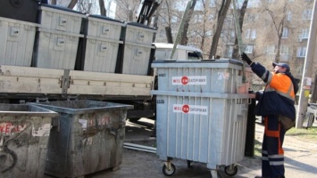 Устроили дрифт: в Запорожье бездомные "угнали" мусорный бак (ВИДЕО)