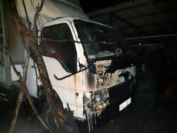 В Кривом Роге огонь повредил припаркованный грузовик