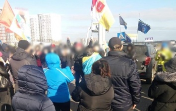 В Одессе протестующие против карантина выходного дня перекрыли дорогу